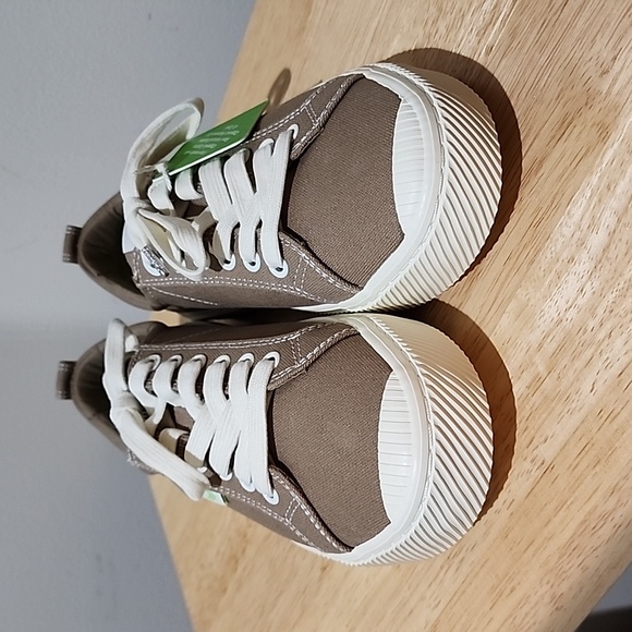 Sz 10 Cariuma Burnt Sand Canvas Thread Sneaker - Picture 10 of 11